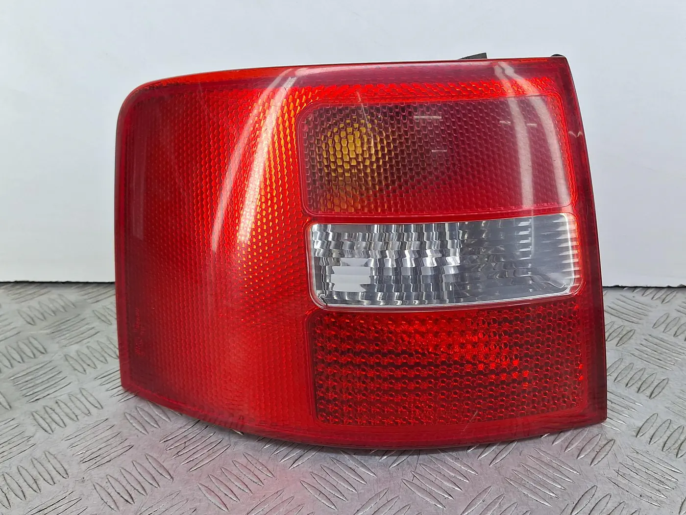 Фонарь задний левый к Audi A6 2003