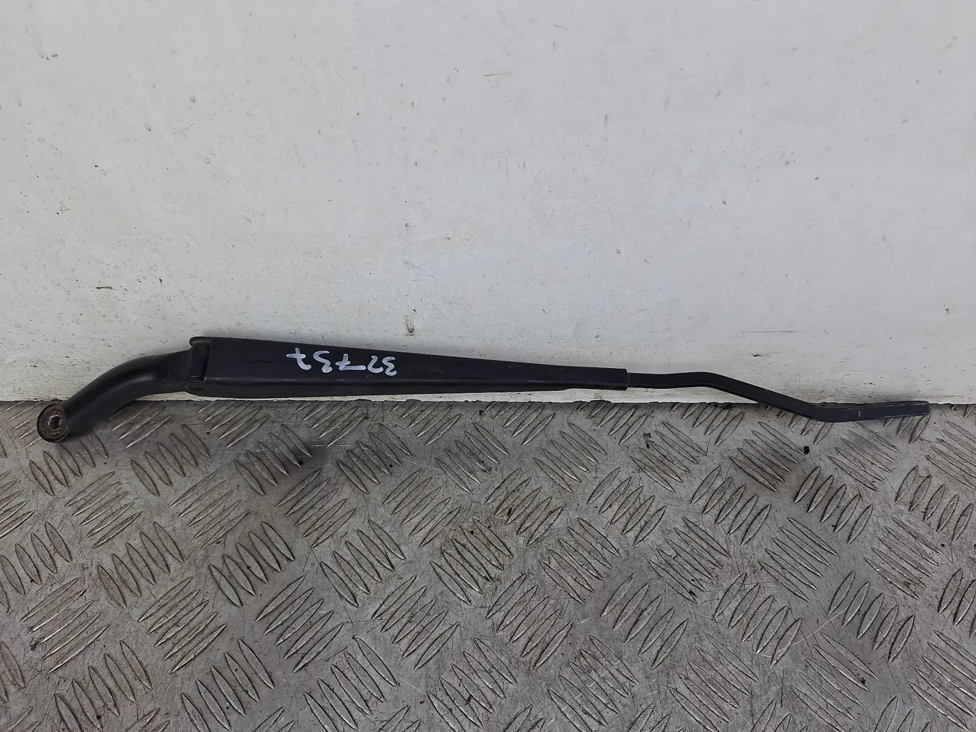 Щеткодержатель к Volvo V70 2001