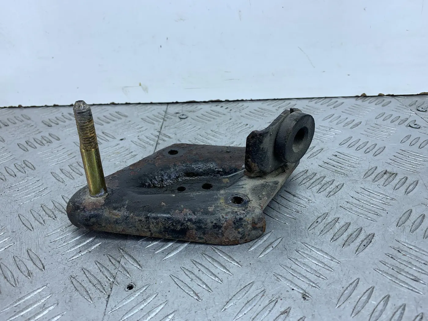 Кронштейн КПП к Peugeot 106 1994