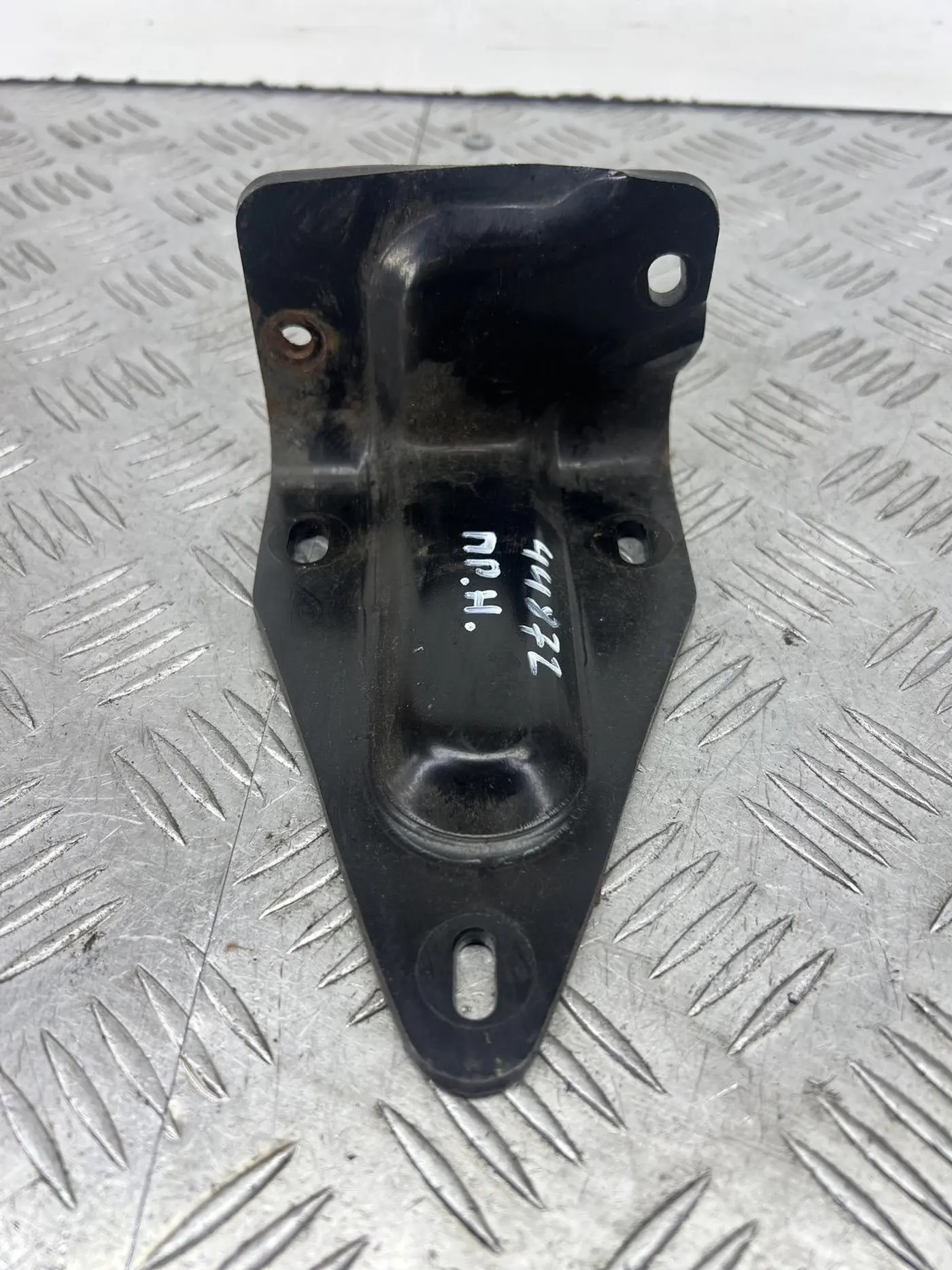 Петля двери к Chrysler Voyager 2004