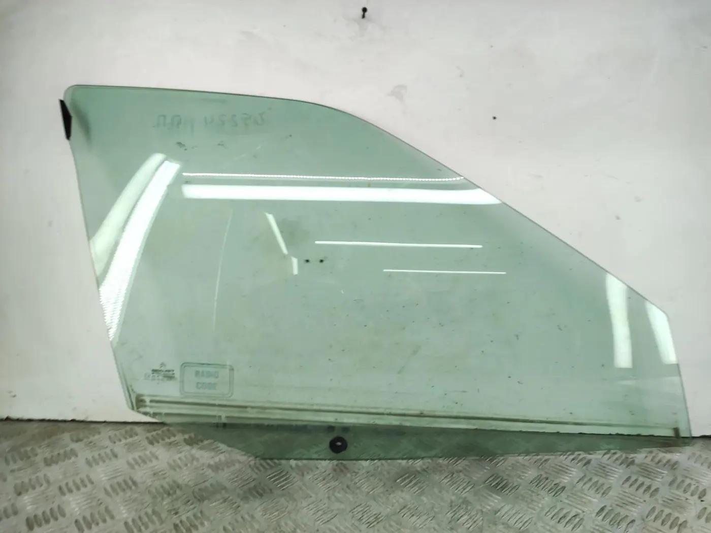 Стекло двери передней правой к Citroen Xantia 1999