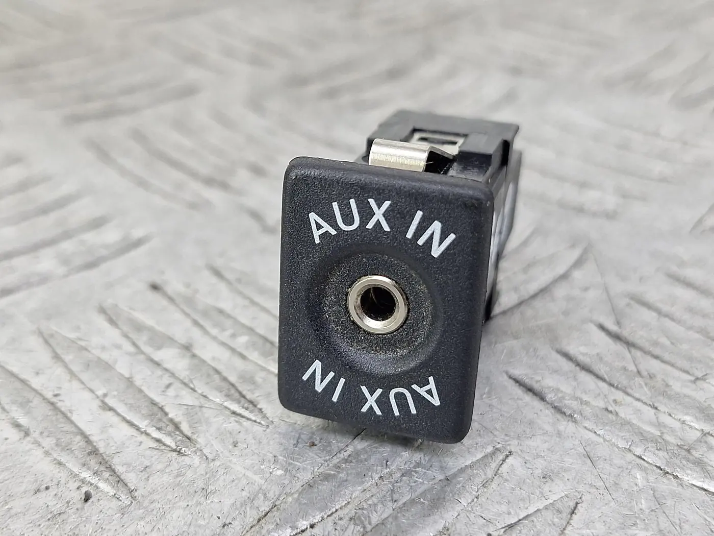 Разъем AUX / USB к Volkswagen Passat 2008
