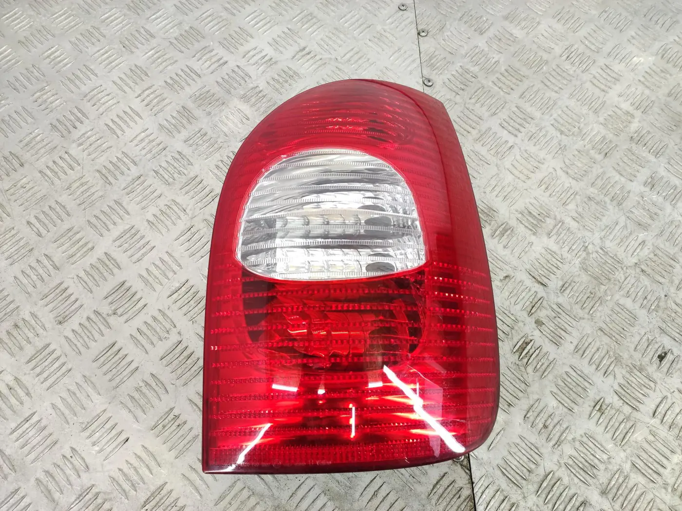 Фонарь задний правый к Citroen Xsara Picasso 2009