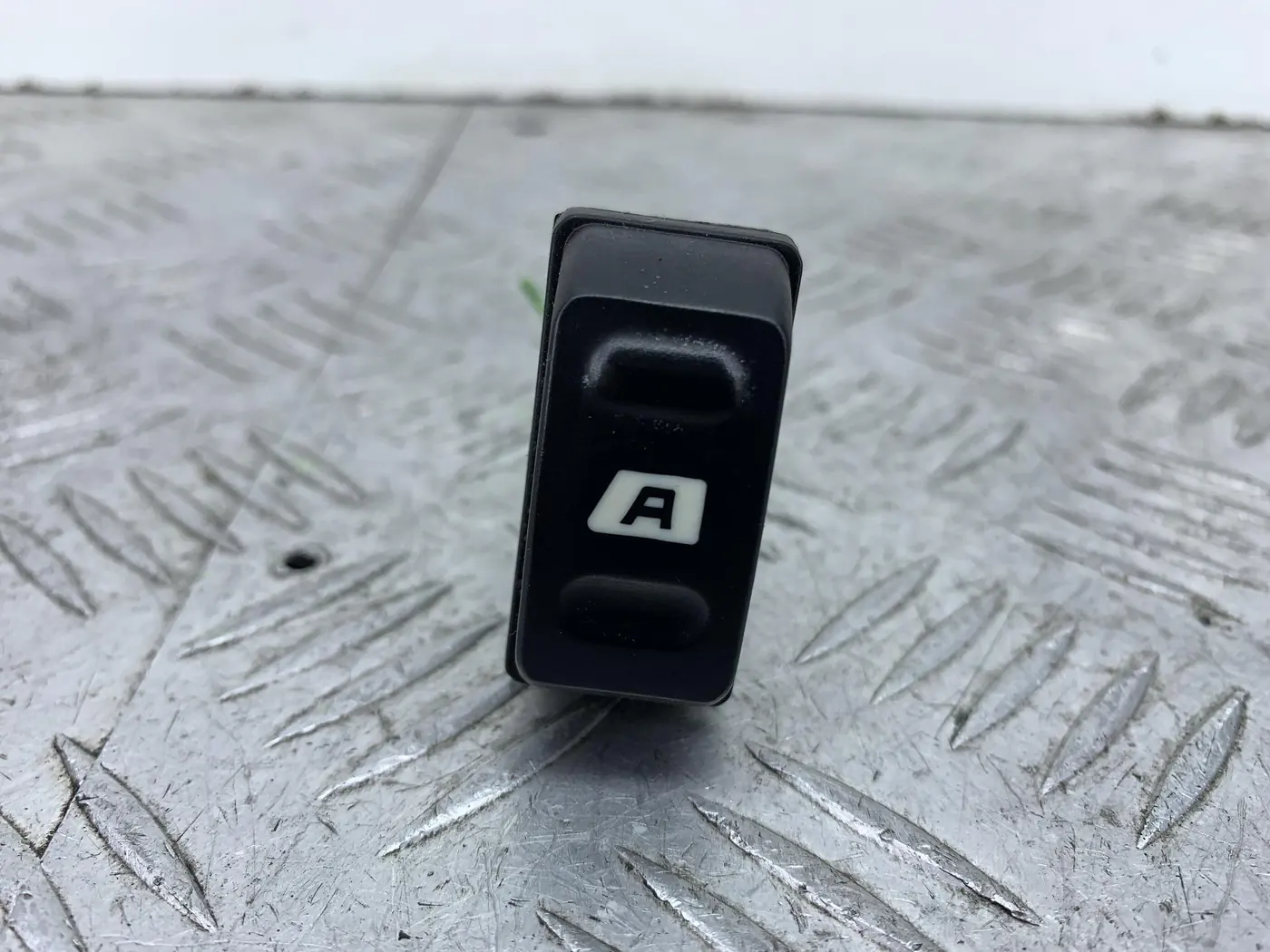 Кнопка стеклоподъемника к Citroen Xsara Picasso 2004