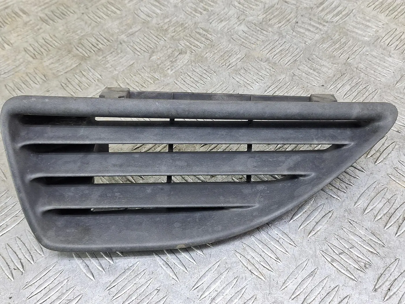 Заглушка (решетка) в бампер к Renault Megane 2001