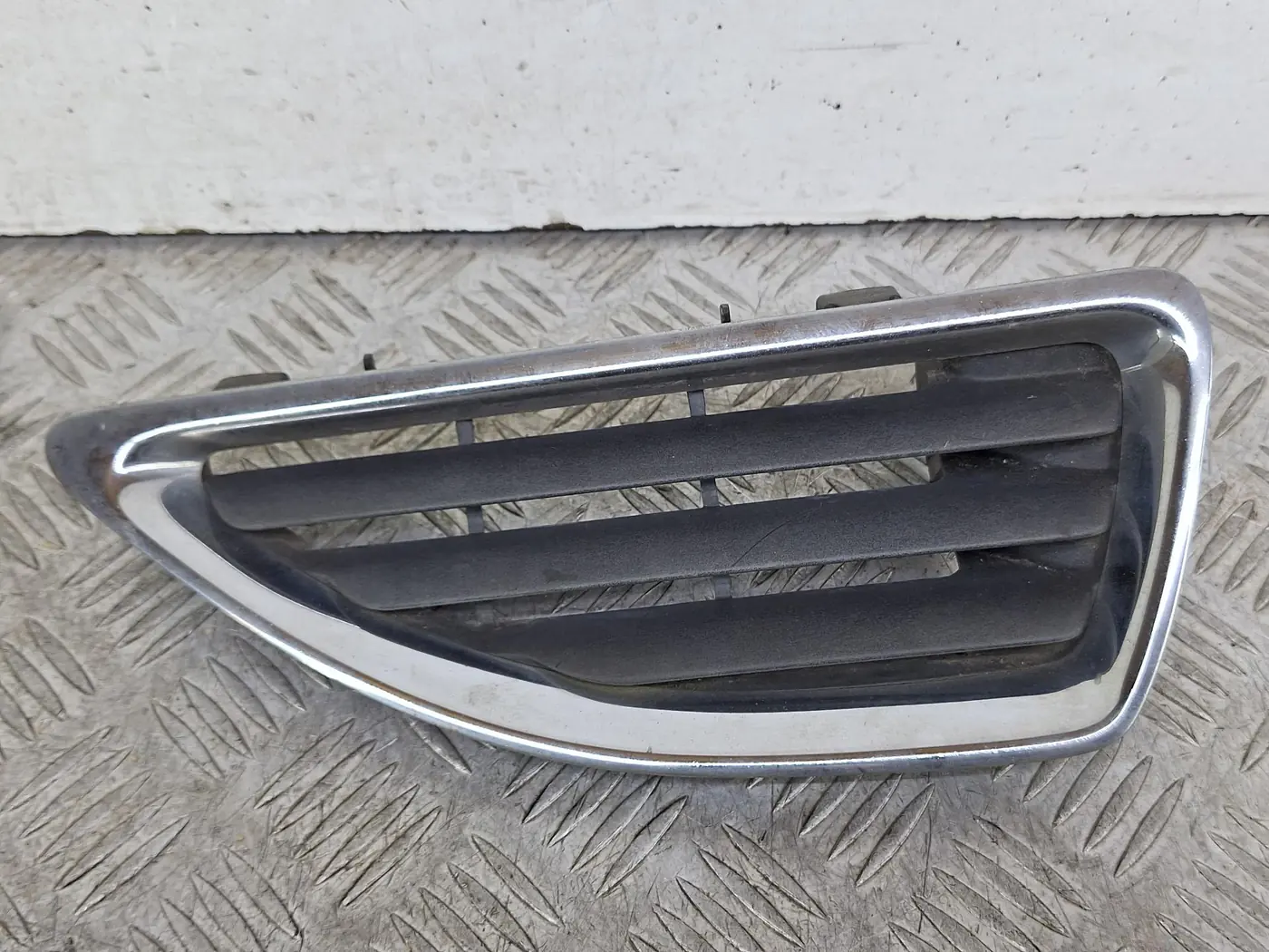 Заглушка (решетка) в бампер к Renault Megane 2001