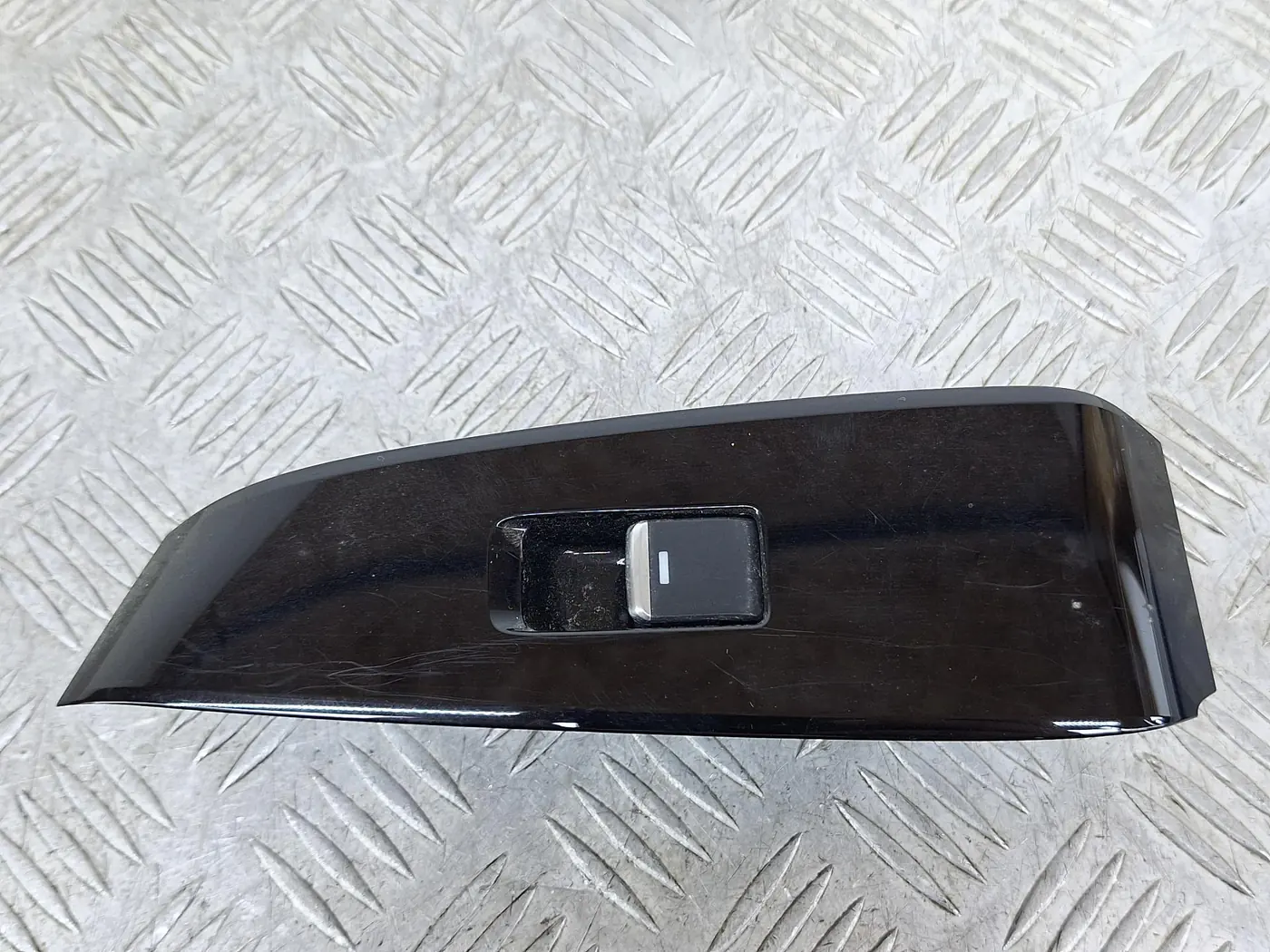 Кнопка стеклоподъемника заднего правого к Mazda 6 2020