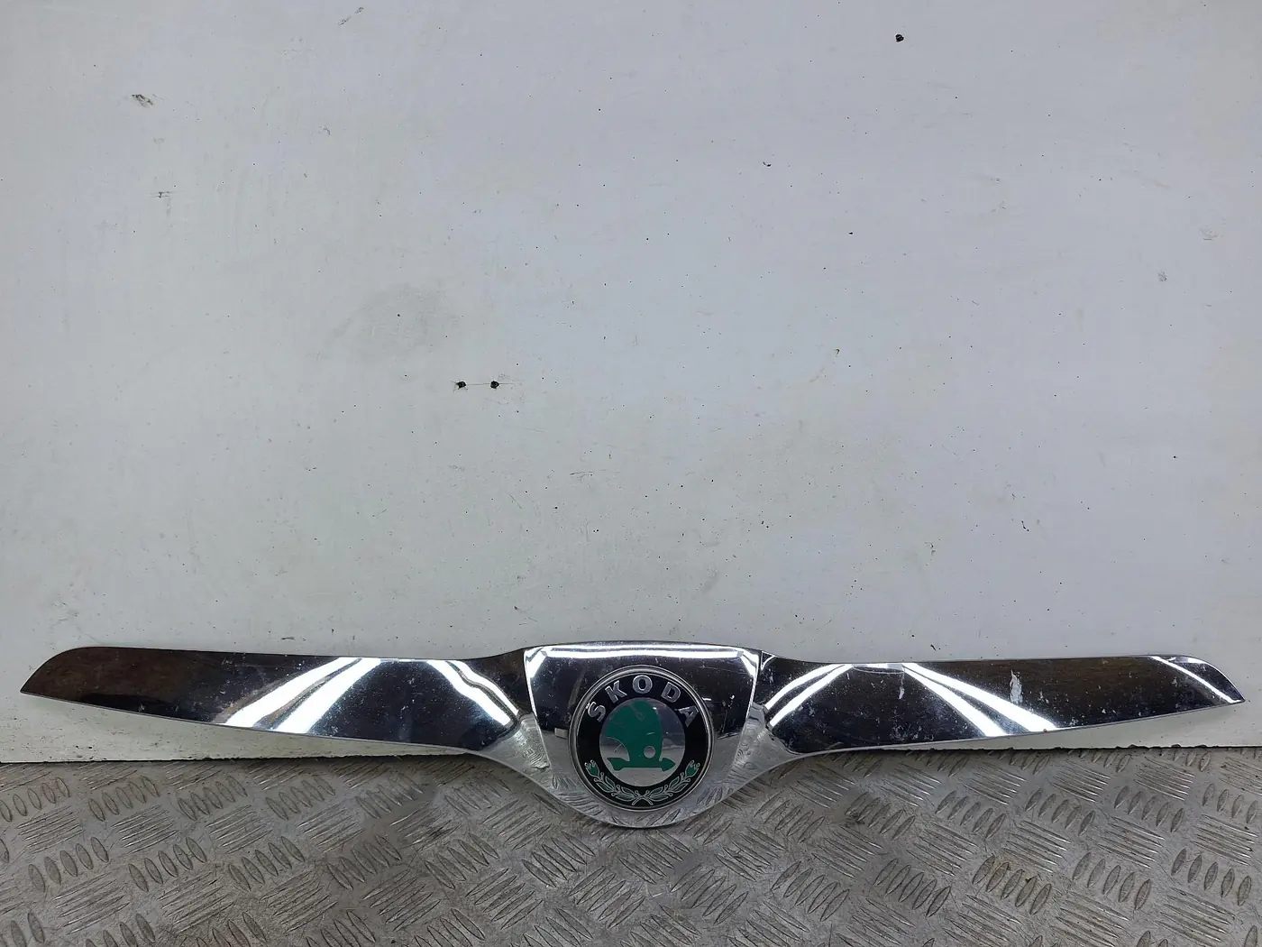 Молдинг капота к Skoda Yeti 2012