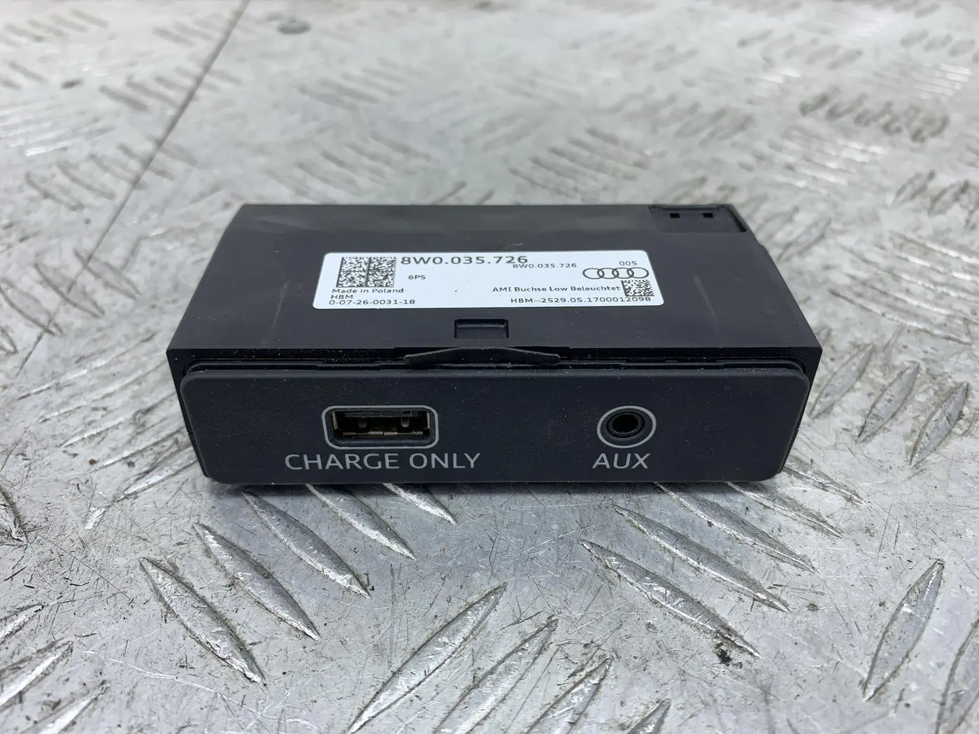 Разъем AUX / USB к Audi A4 2017