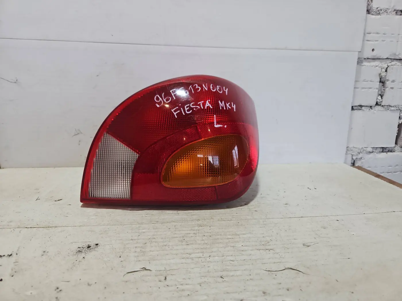 Фонарь задний правый к Ford Fiesta 2000