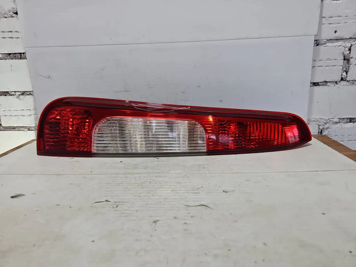 Фонарь задний левый к Ford C-MAX 2005