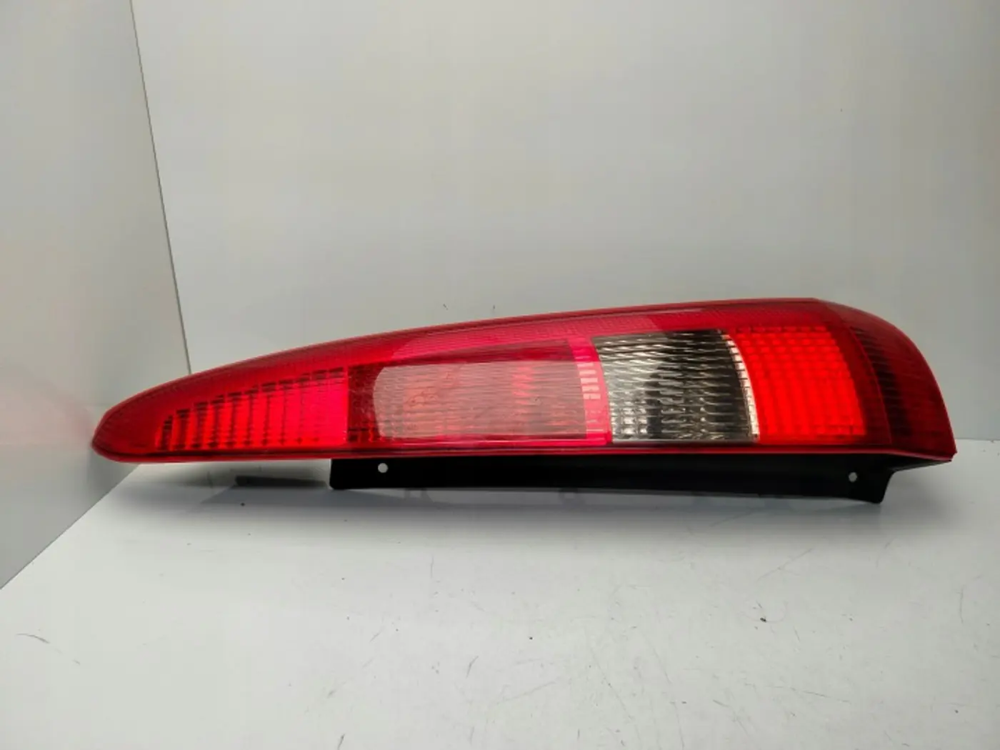 Фонарь задний правый к Ford Fusion 2002