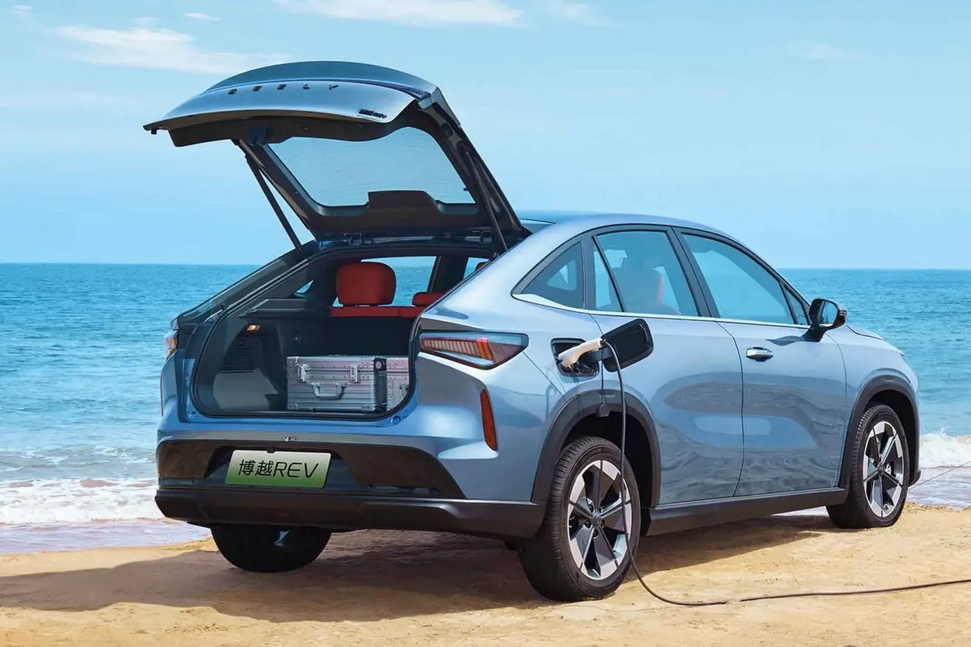 В Китае дебютировал гибридный купе-кроссовер Geely Boyue REV