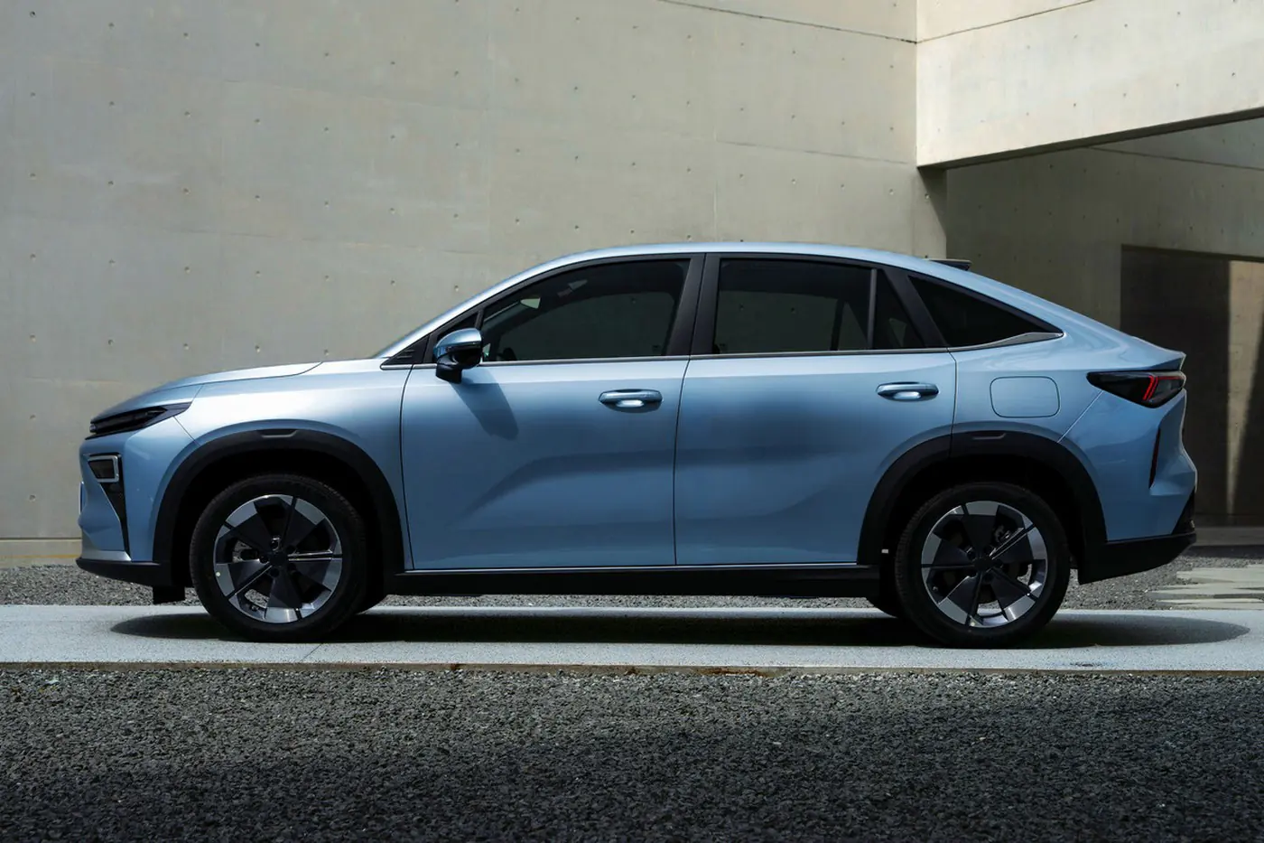 В Китае дебютировал гибридный купе-кроссовер Geely Boyue REV