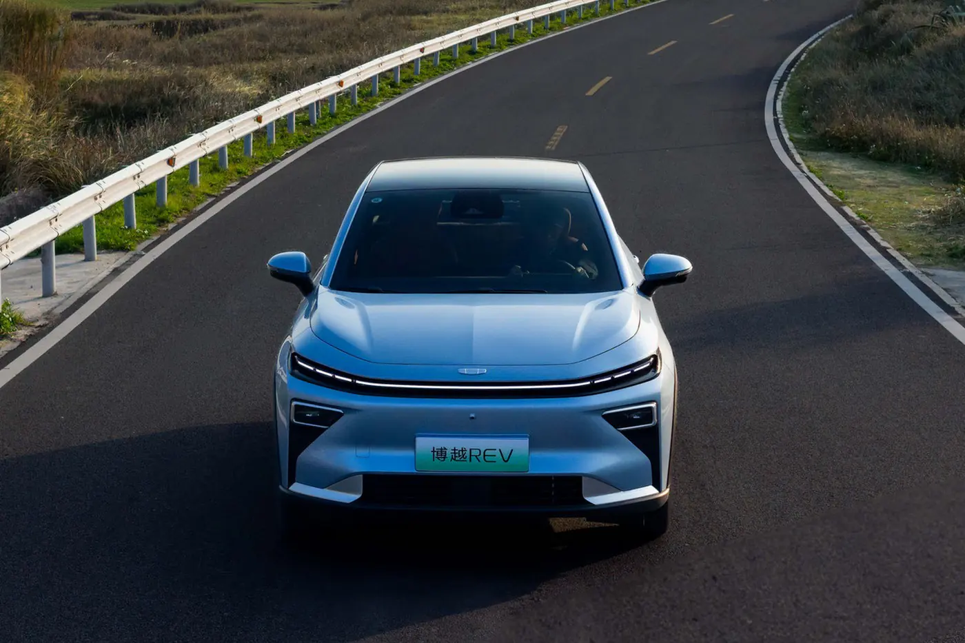 В Китае дебютировал гибридный купе-кроссовер Geely Boyue REV