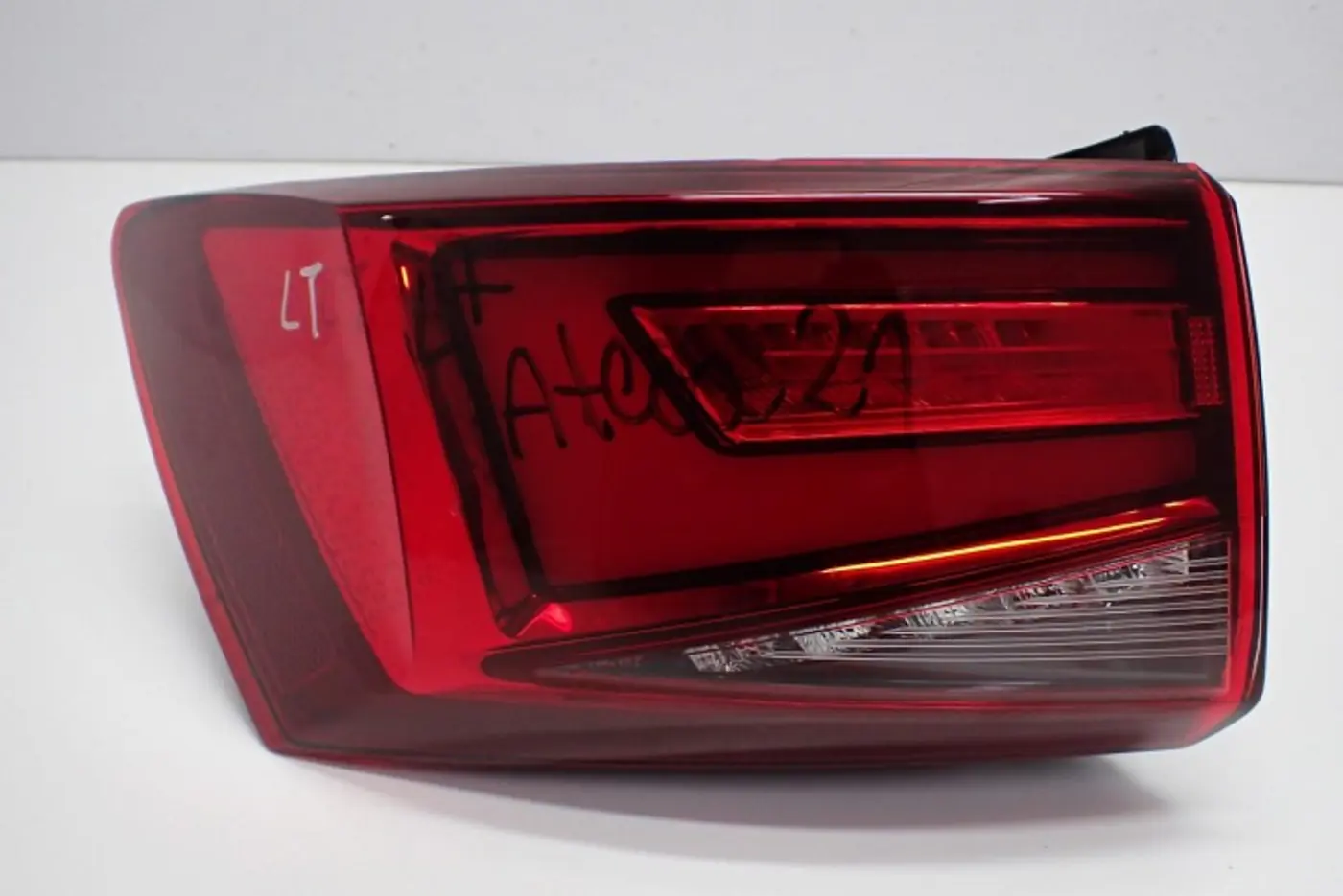 Фонарь задний левый к SEAT Ateca 2016