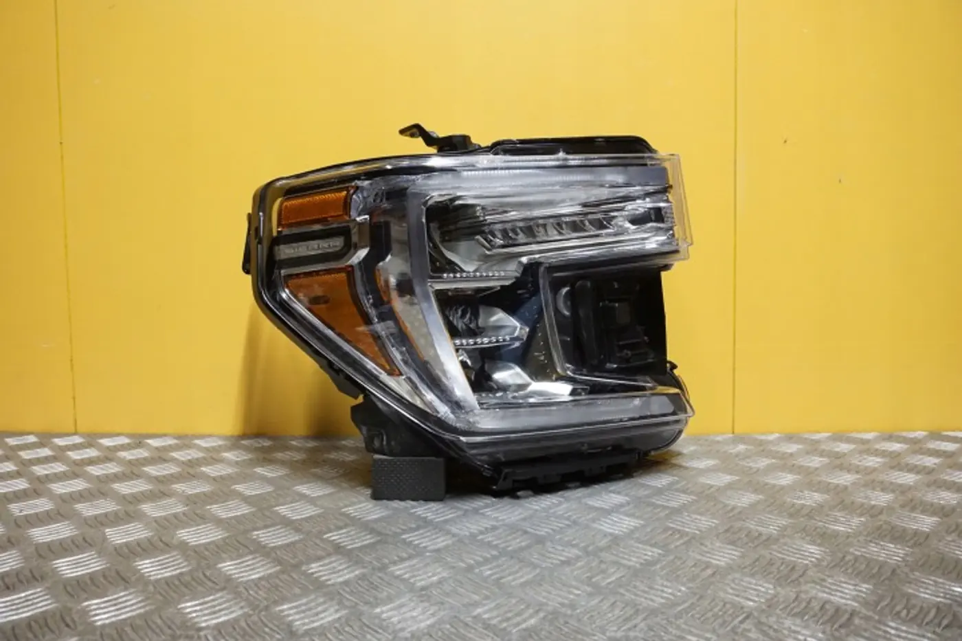 Фара правая к GMC Sierra 2002