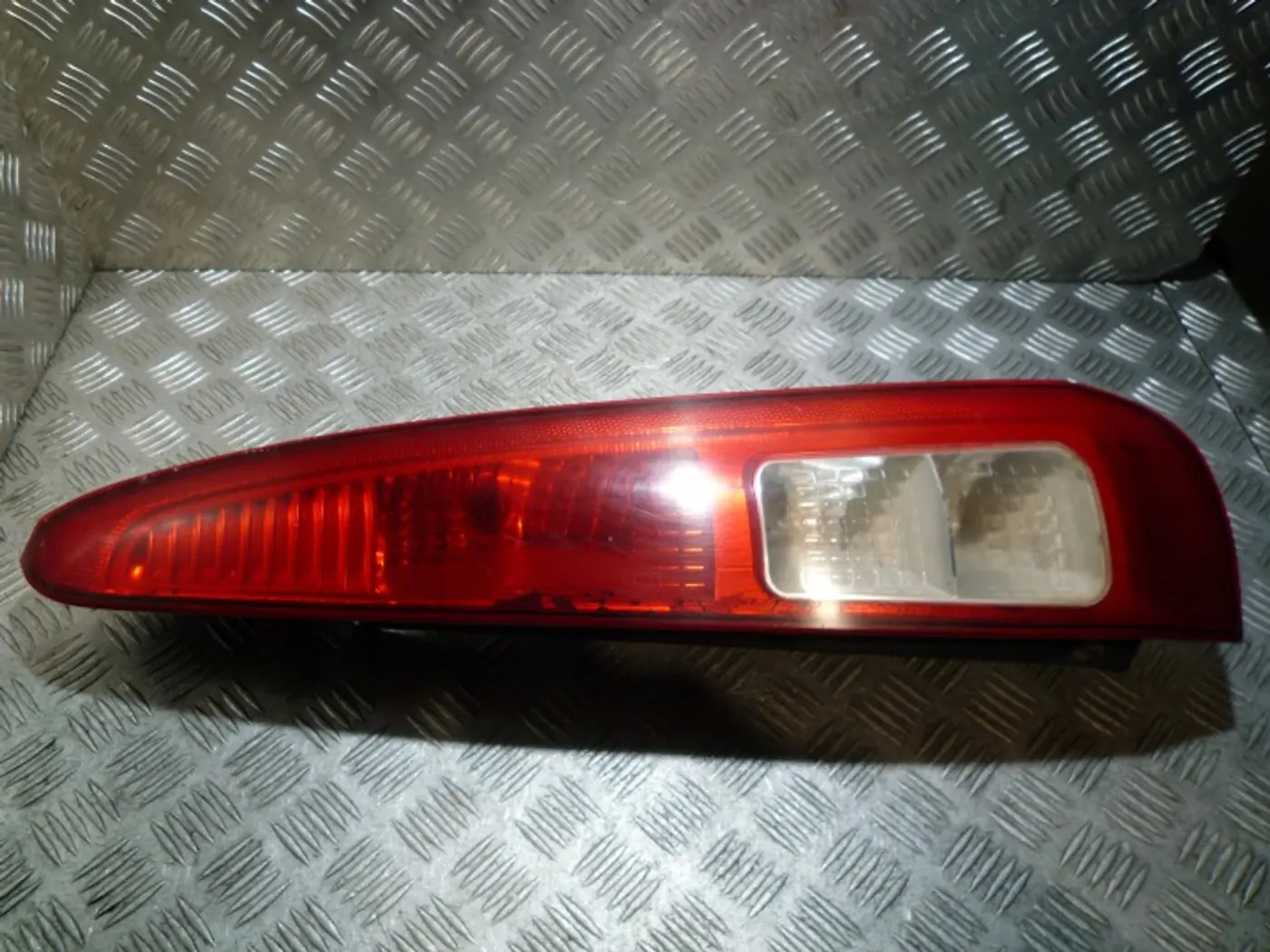Фонарь задний правый к Ford Fusion 2002