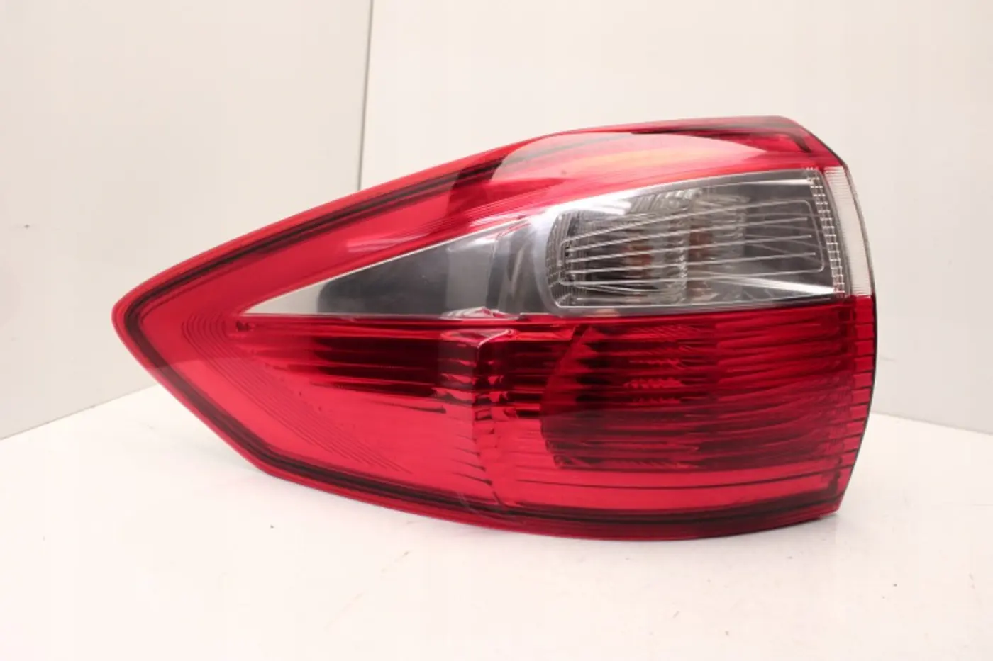 Фонарь задний левый к Ford C-MAX 2010