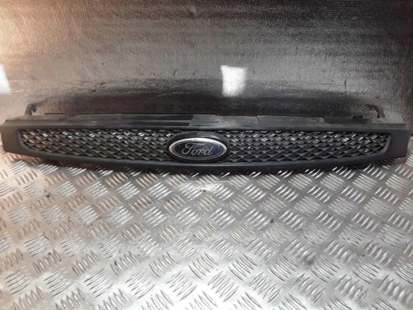 Решетка радиатора к Ford Fiesta 2001