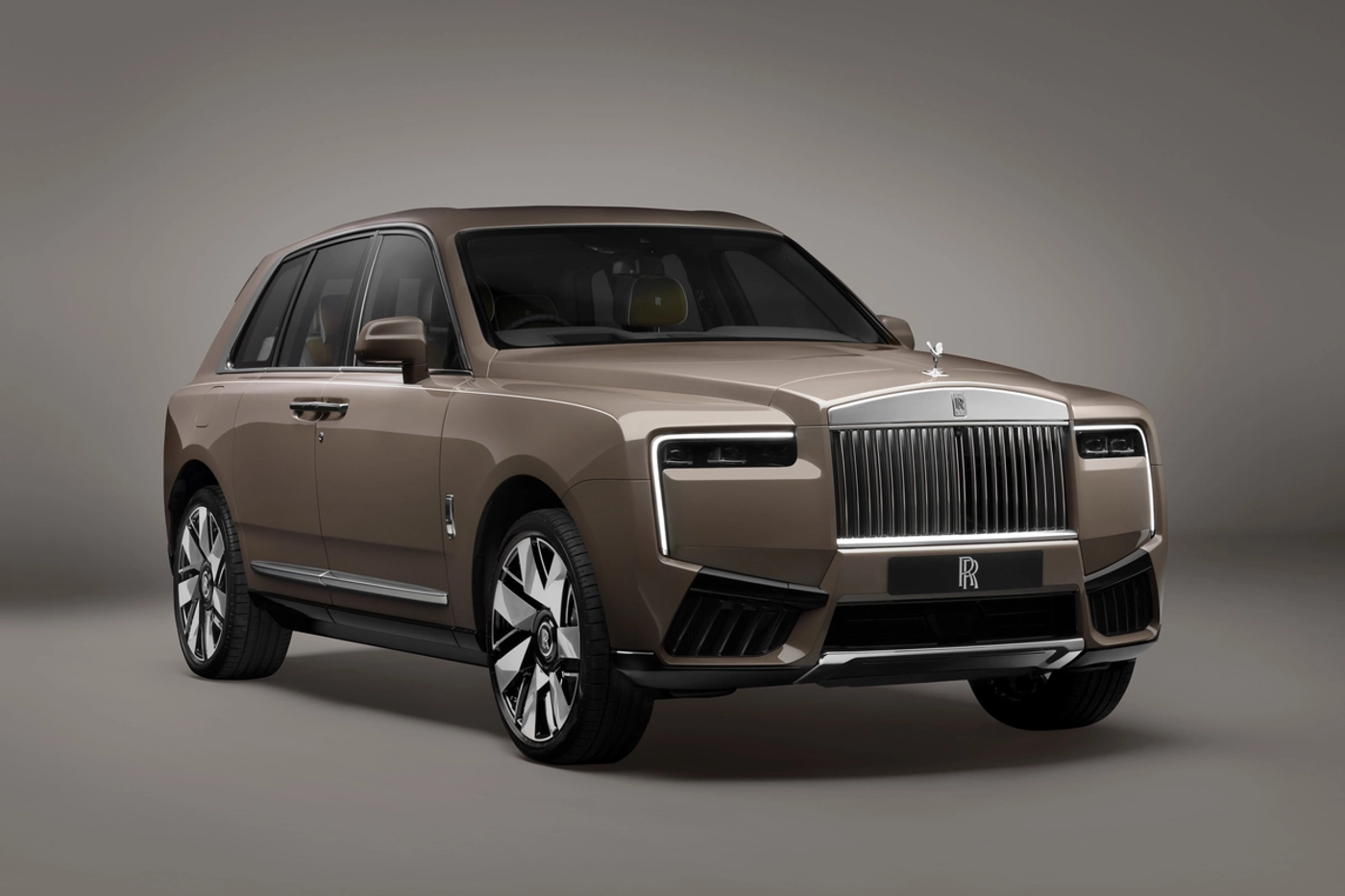 Один болт подвел Rolls-Royce: владельцев Cullinan попросили не пользоваться задними сиденьями