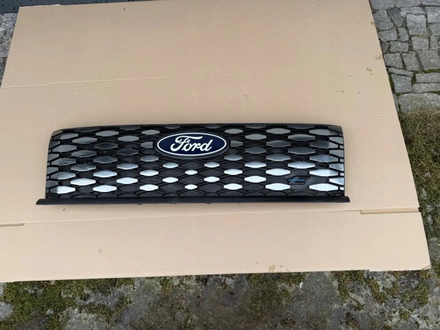 Решетка радиатора к Ford Transit 2000