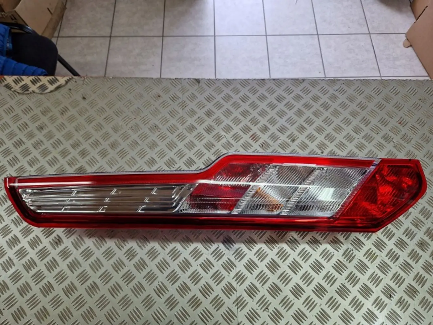 Фонарь задний левый к Ford Transit Custom 2012