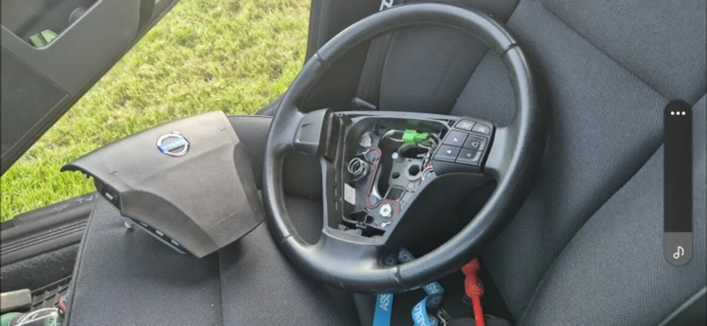 Руль к Volvo V50 2003