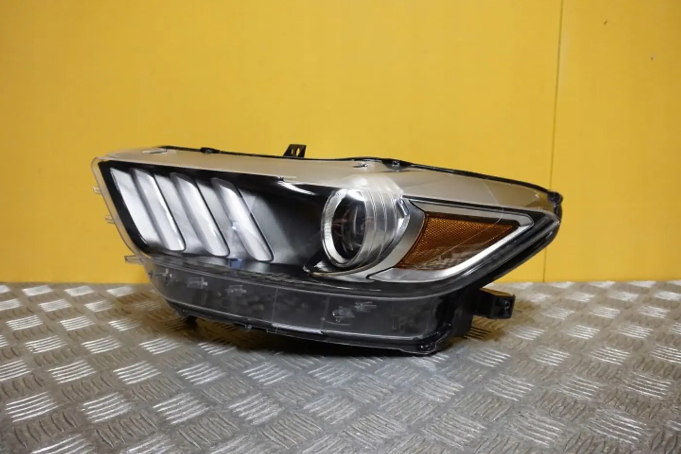 Фара левая к Ford Mustang 2004