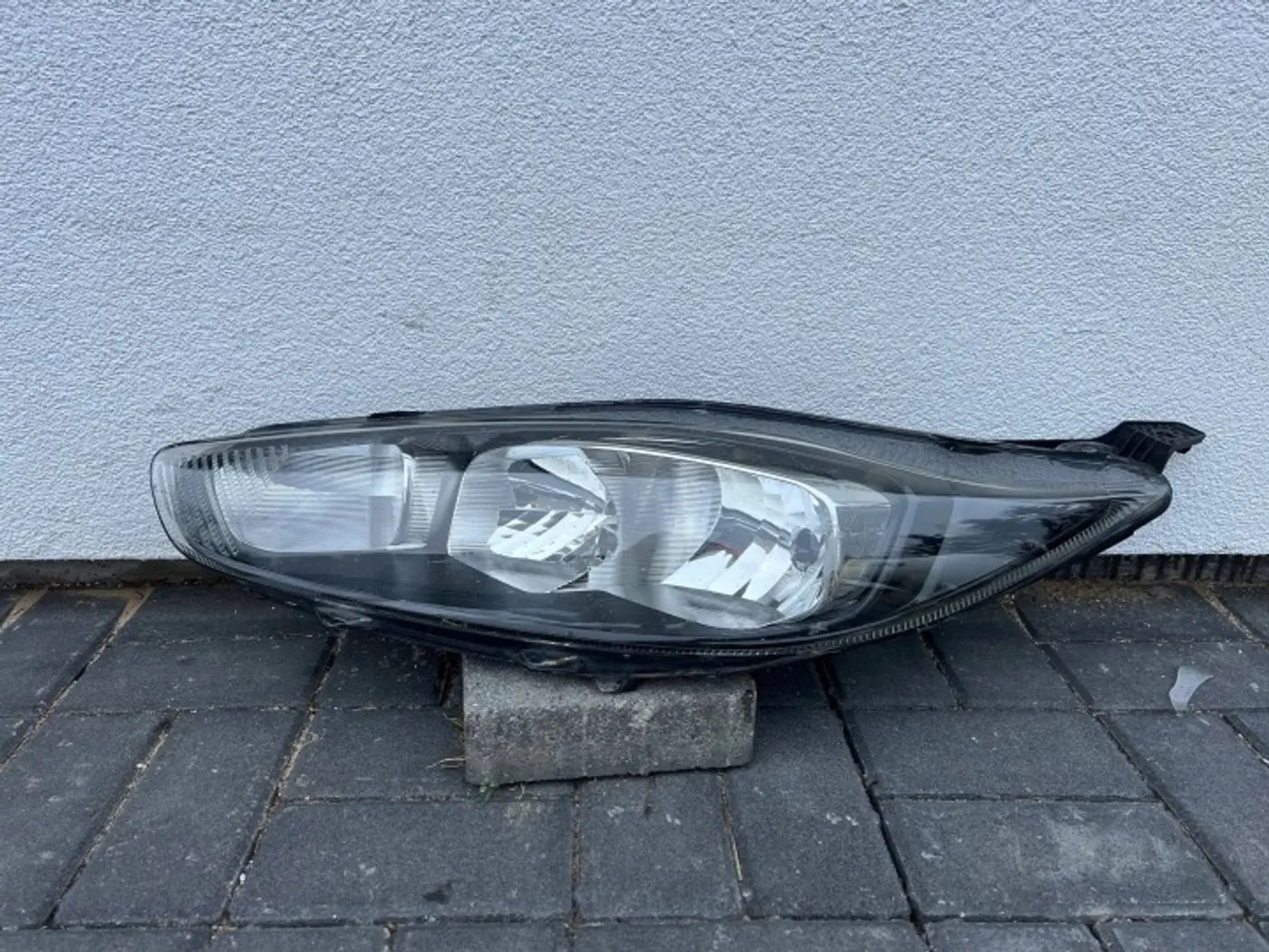 Фара левая к Ford Fiesta 2001