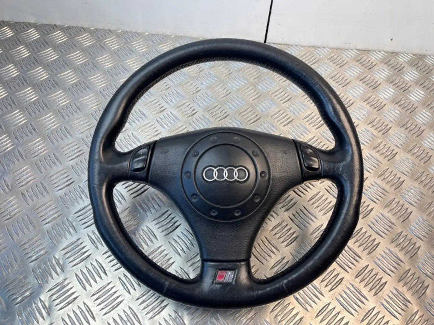 Руль к Audi S4 1997