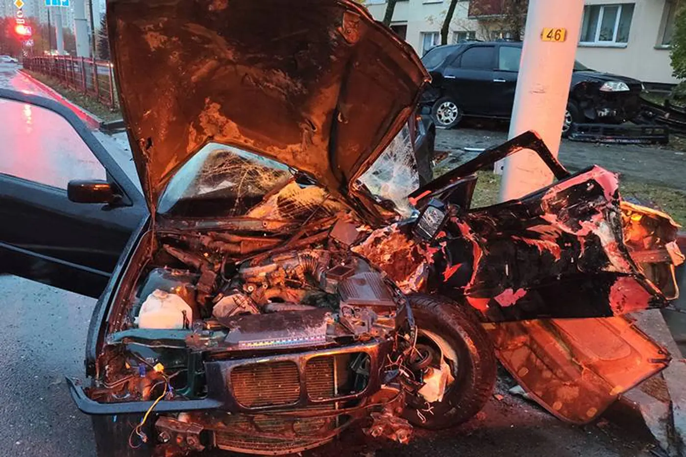 Бесправник на BMW врезался в столб – тяжело пострадали двое его друзей