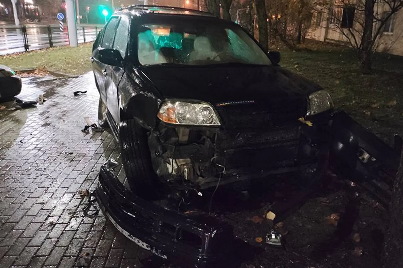 Бесправник на BMW врезался в столб – тяжело пострадали двое его друзей
