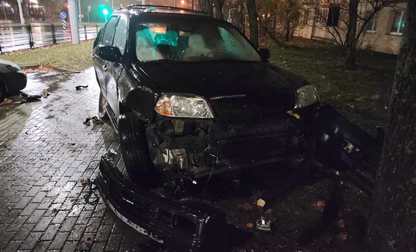 Бесправник на BMW врезался в столб – тяжело пострадали двое его друзей
