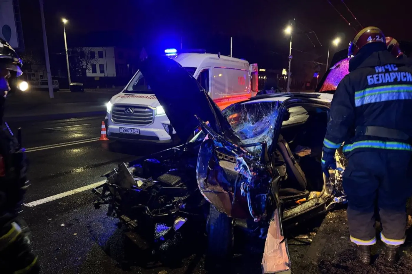 Бесправник на BMW врезался в столб – тяжело пострадали двое его друзей