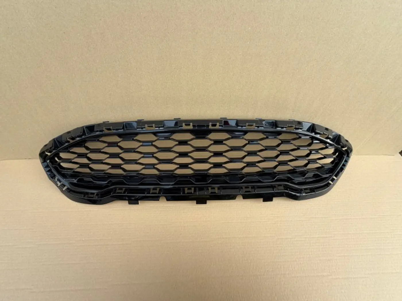 Решетка радиатора к Ford Fiesta 2001