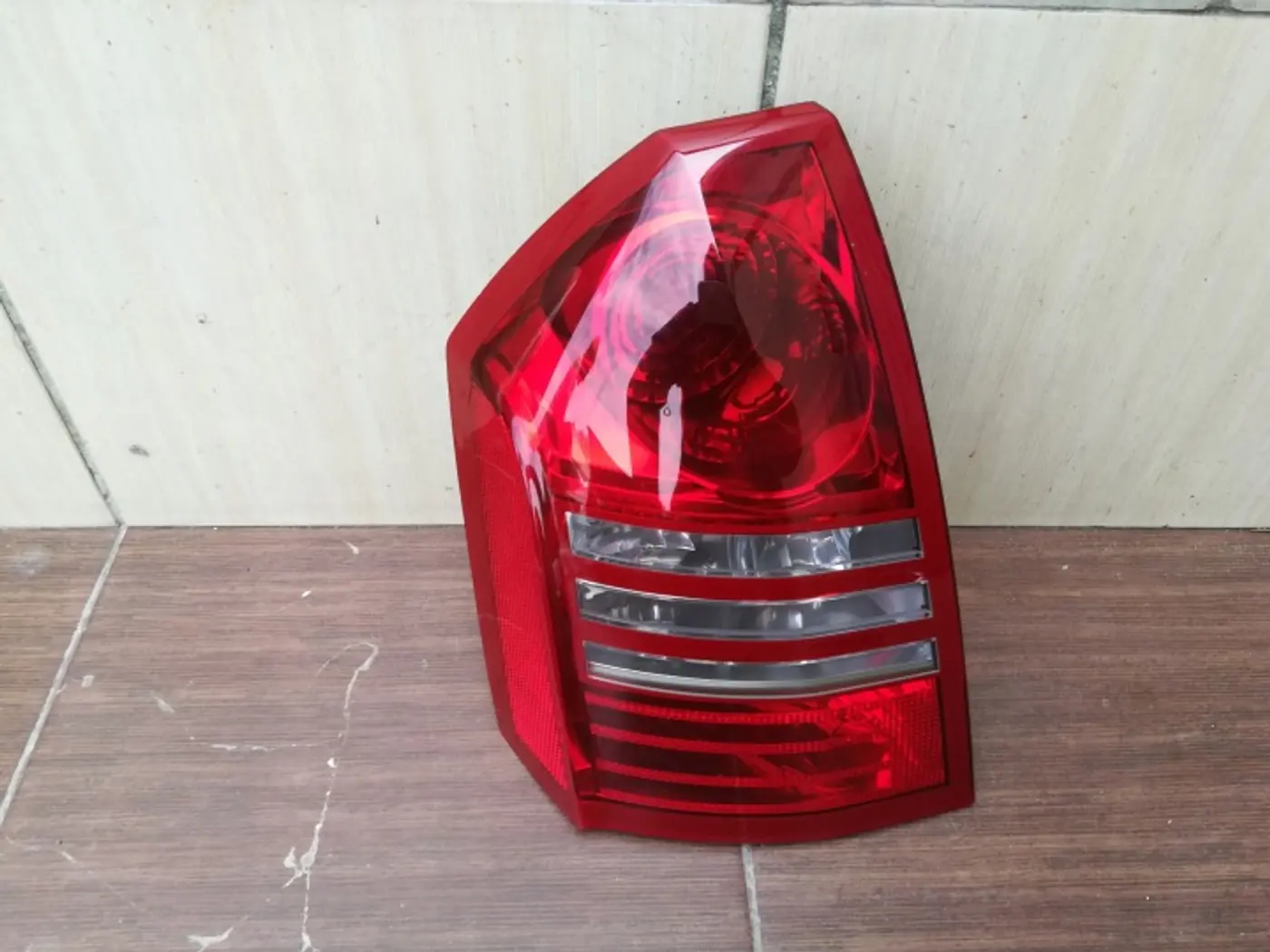 Фонарь задний левый к Chrysler 300C 2005