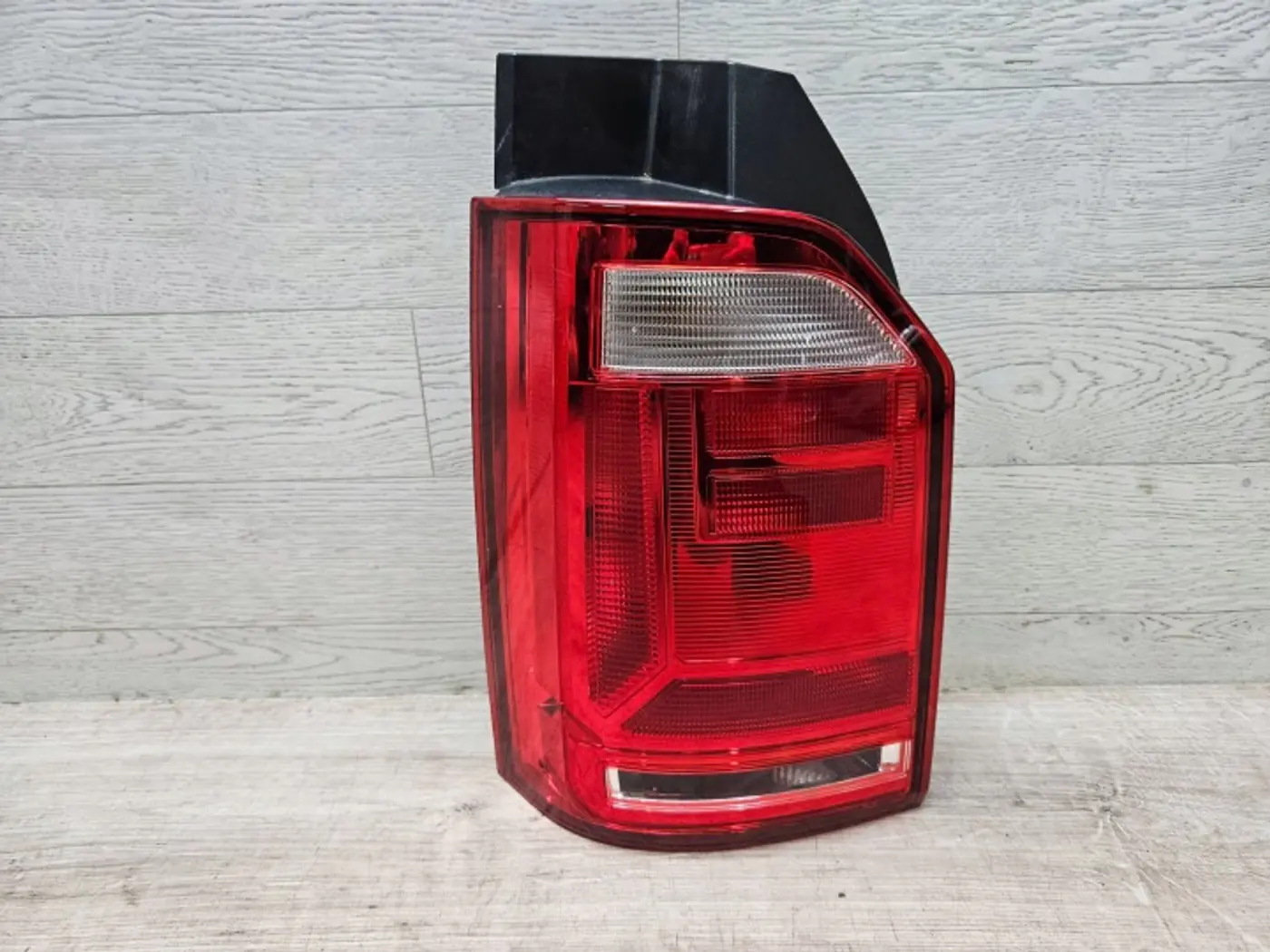 Фонарь задний левый к Volkswagen Multivan 2016