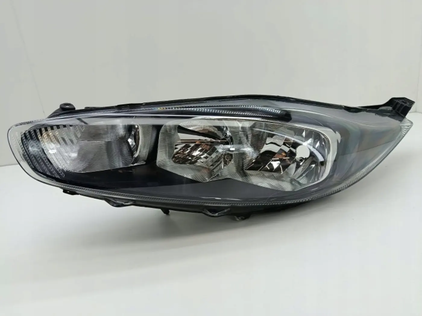 Фара левая к Ford Fiesta 2008