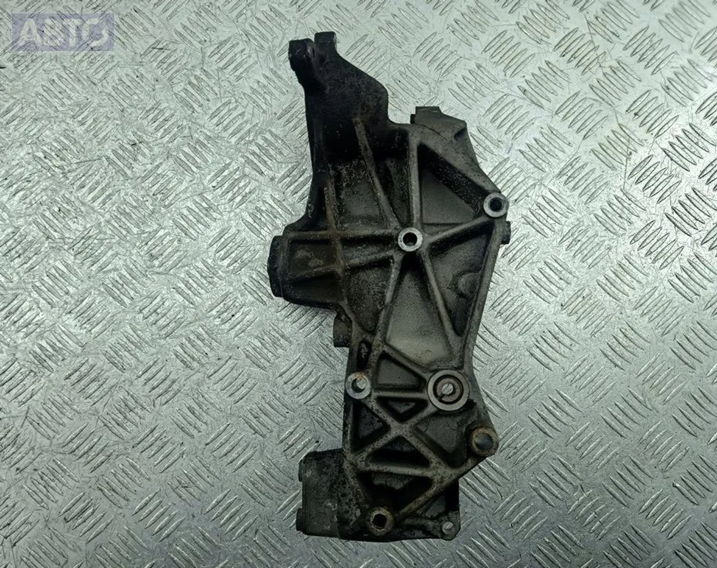 Кронштейн генератора к Audi A6 1998