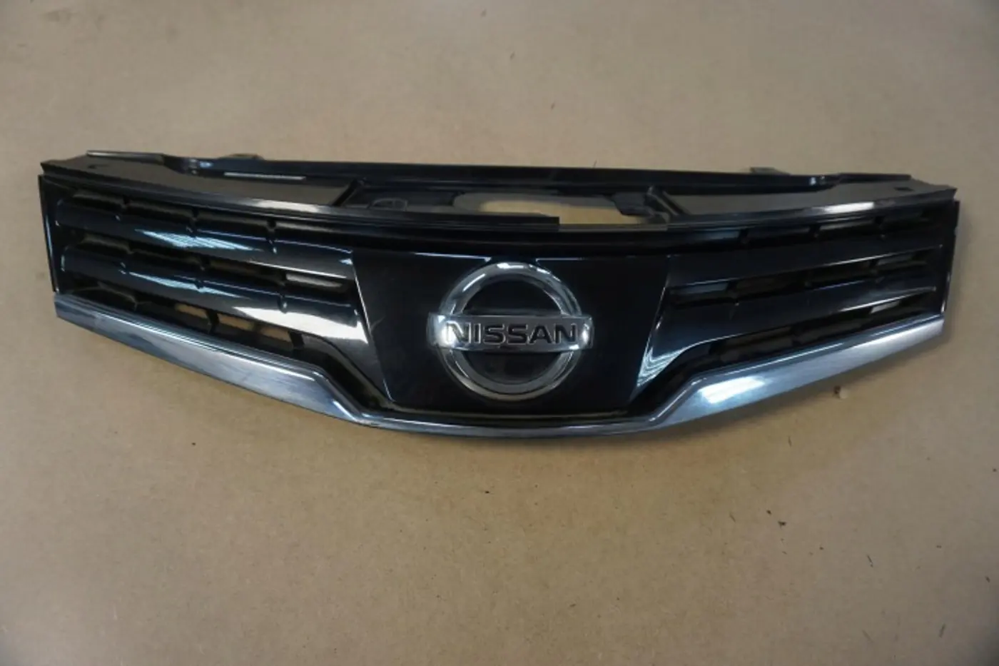 Решетка радиатора к Nissan Note 2009