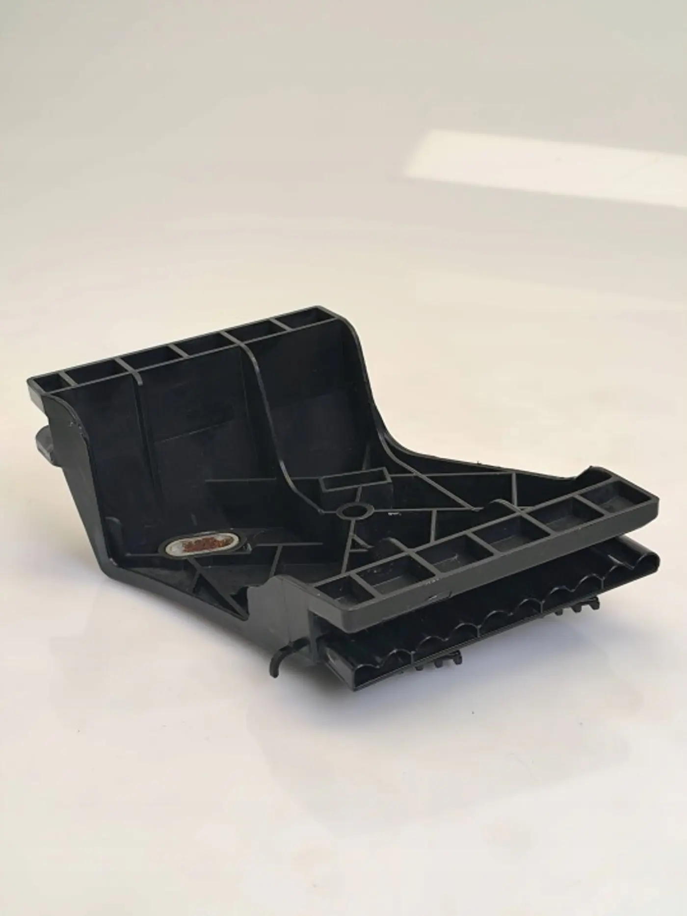 Кронштейн крепления бампера к Audi S8 1996