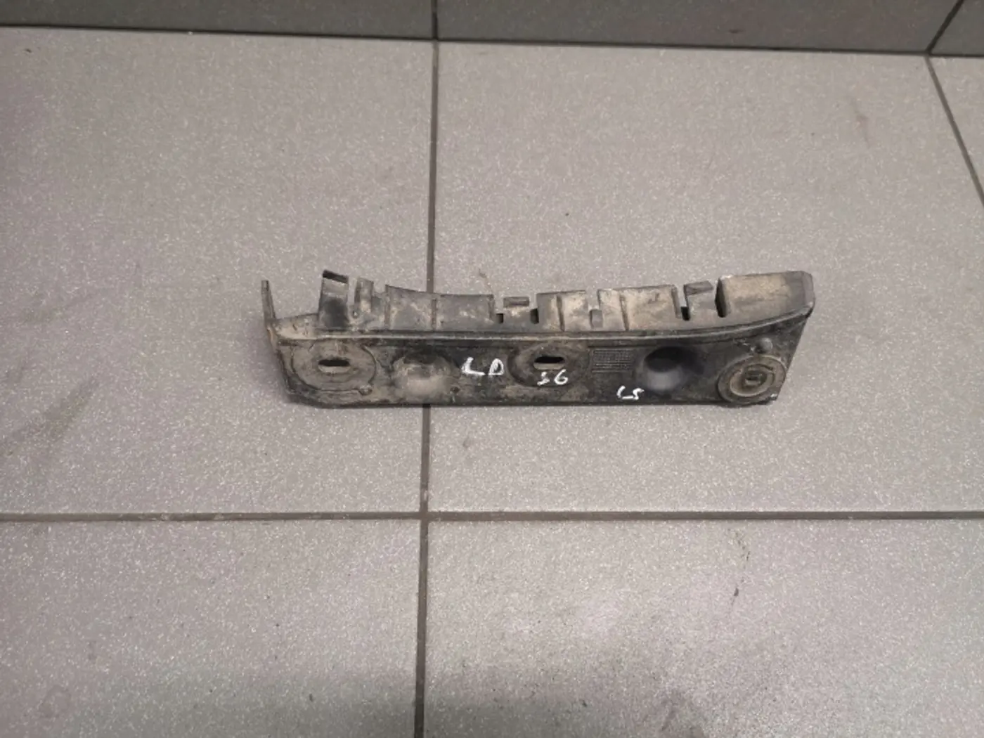 Кронштейн крепления бампера к Audi S6 1999