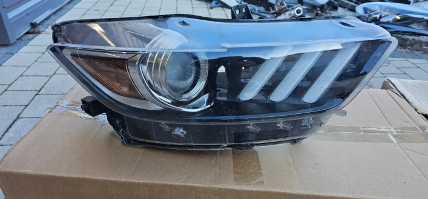 Фара правая к Ford Mustang 2014