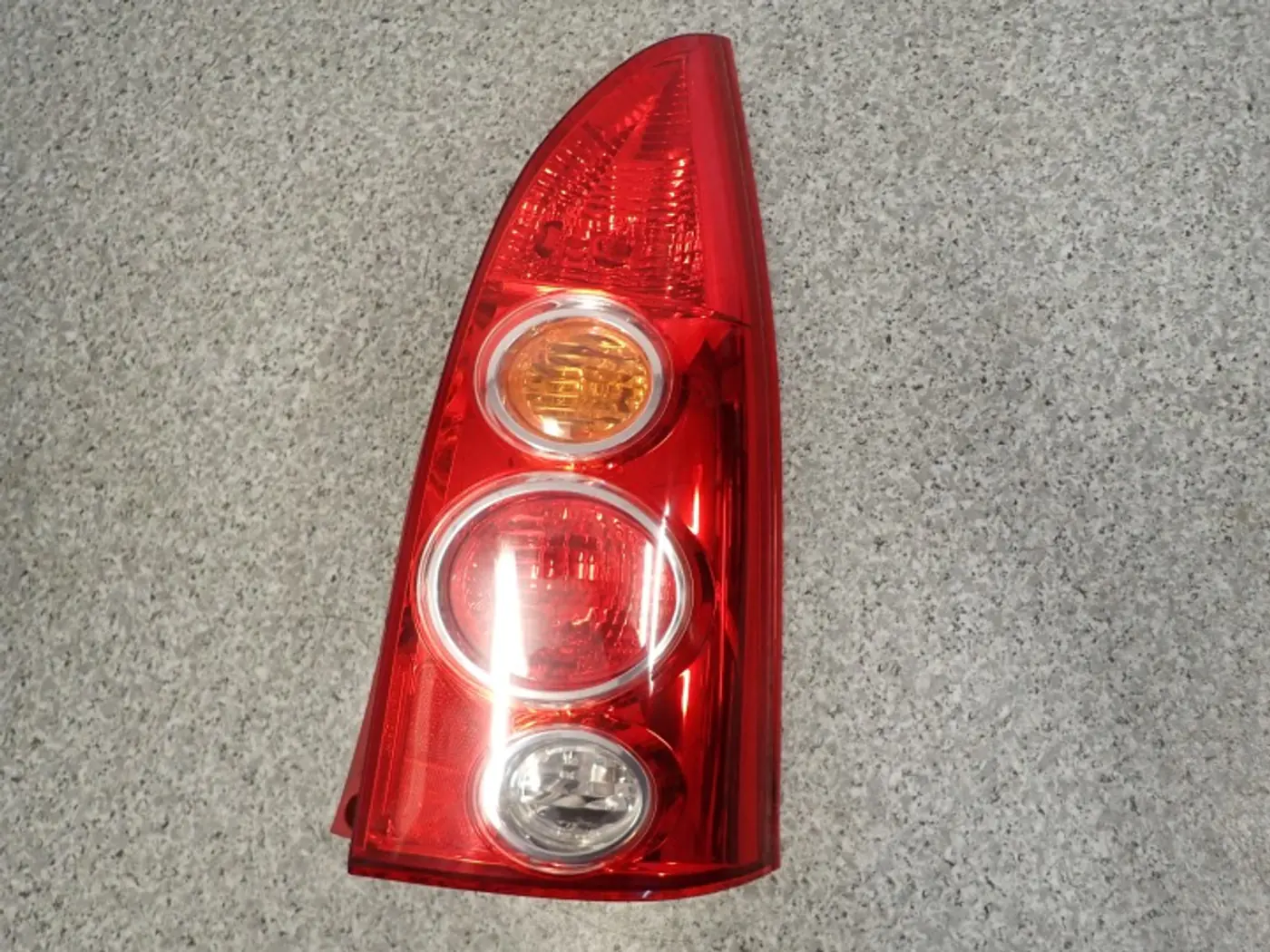 Фонарь задний правый к Mazda Premacy 2010