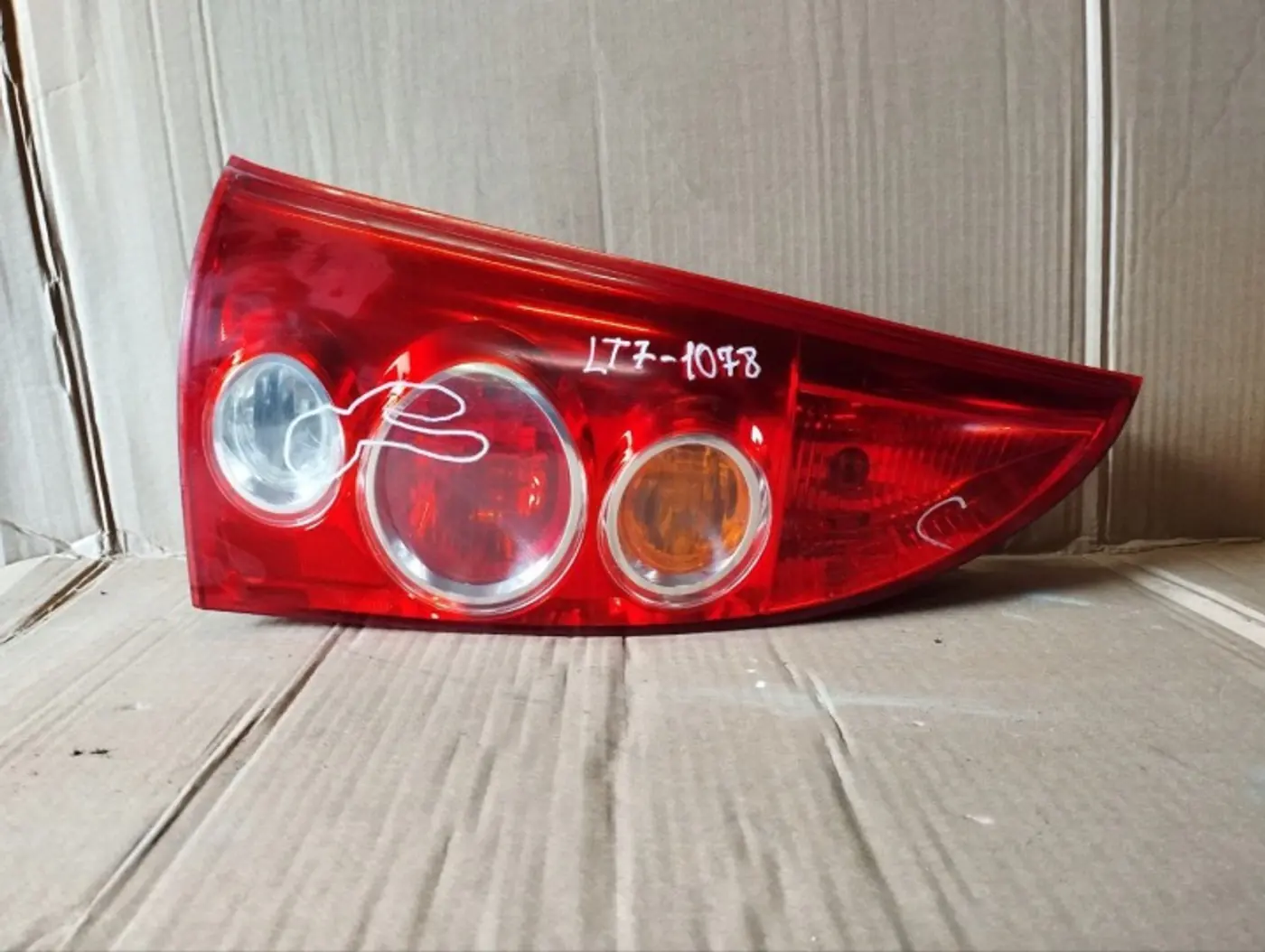 Фонарь задний левый к Mazda Premacy 2010