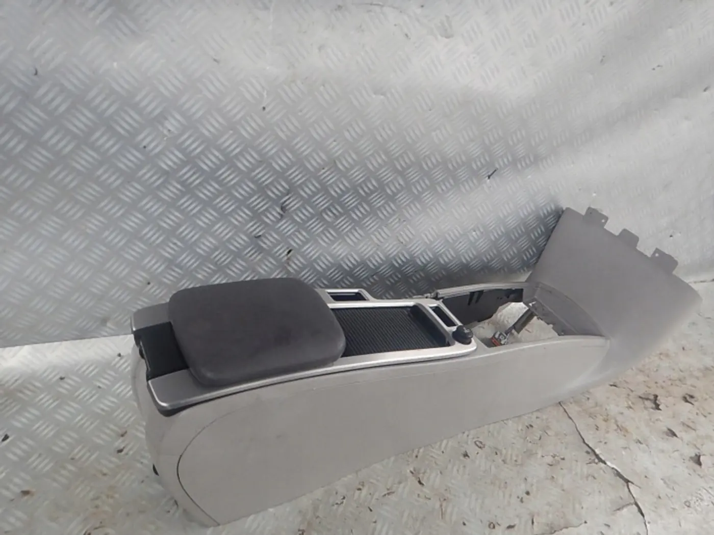 Подлокотник к Volvo S40 2004