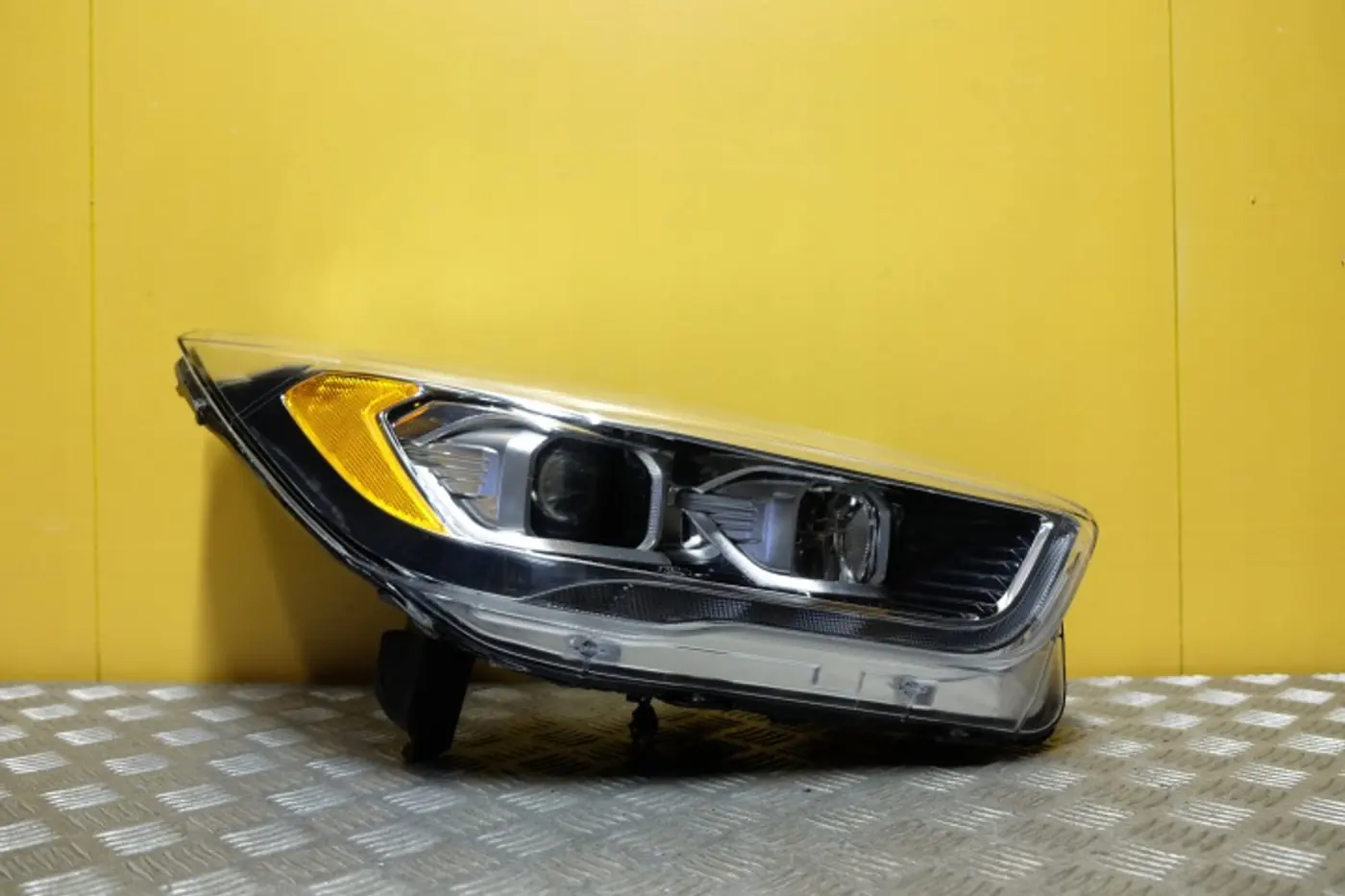 Фара правая к Ford Escape 2007