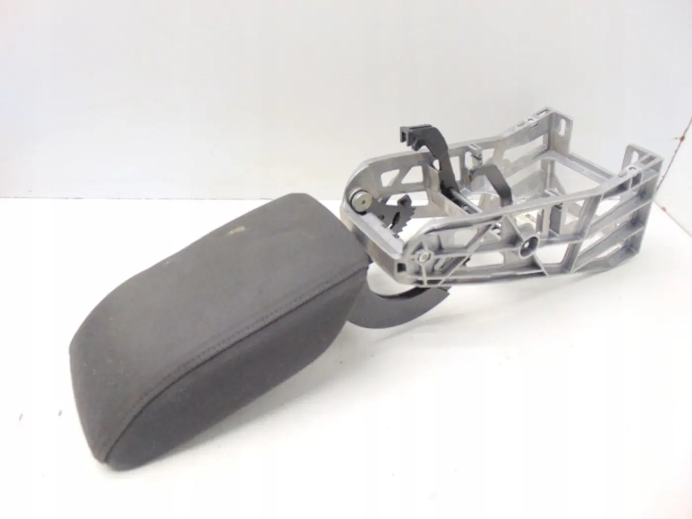 Подлокотник к Audi Q3 2011