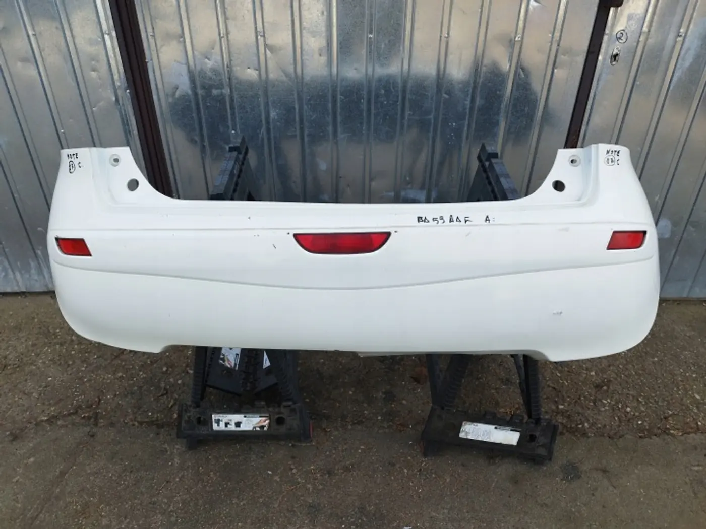 Бампер задний к Nissan Note 2009